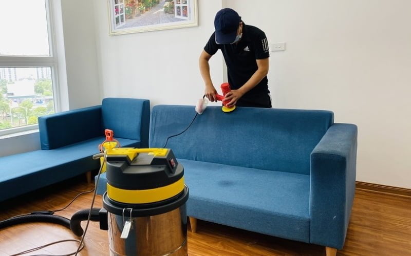 Nhân viên áp dụng quy trình hiện đại để đảm bảo chất lượng khi giặt ghế sofa