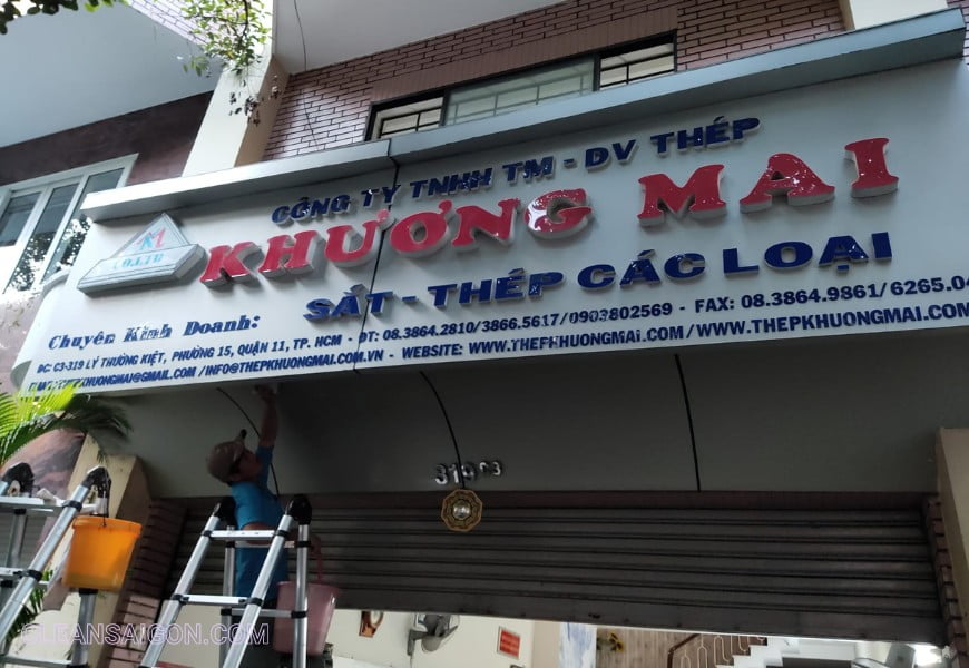 lau chùi bảng hiệu