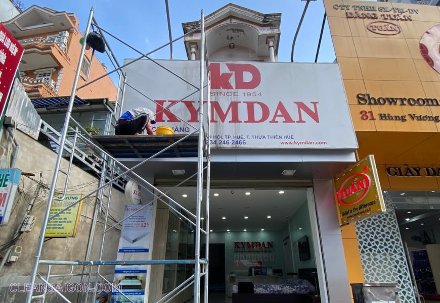 dịch vụ vệ sinh biển hiệu